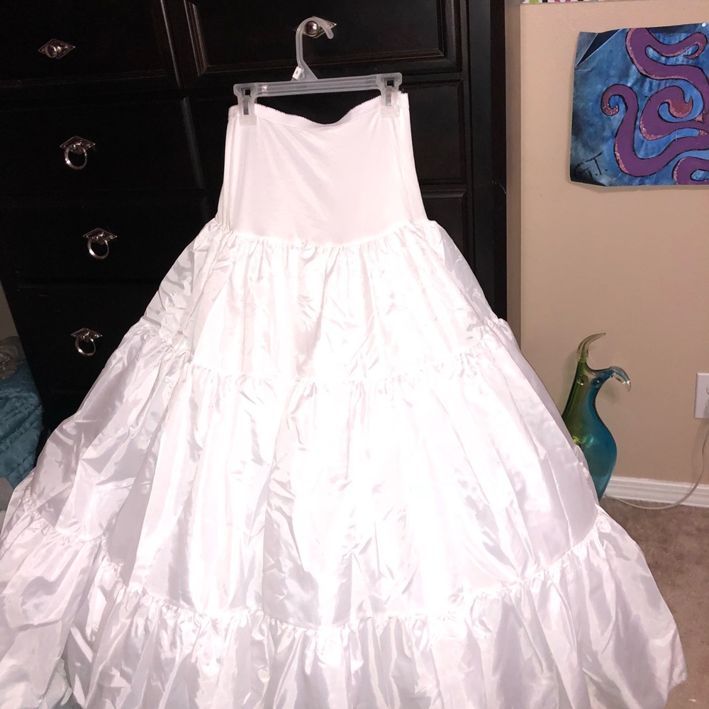 Women. Prom. Dress - Picture 7 of 7